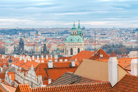 布拉格历史中心的空景象包括高塔浮云和红洞屋顶图片