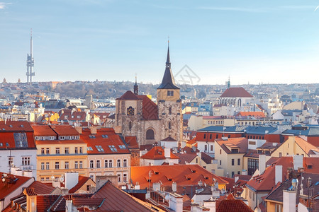 布拉格历史中心的空景象包括高塔浮云和红洞屋顶图片