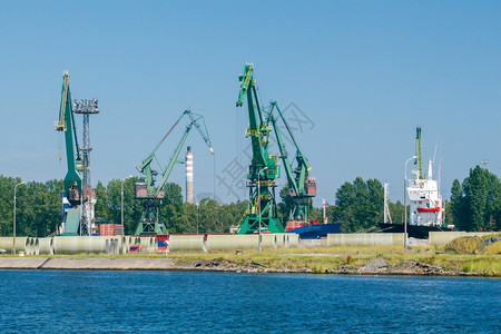 Gdansk海港一个码头上的大型起重机图片