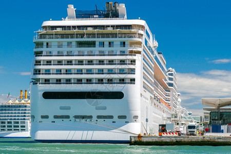 客轮停靠在海港码头威尼斯意大利海客港图片