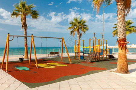 Cadiz城市堤岸西班牙卡迪兹海滨儿童多彩的游乐场安达卢西亚图片