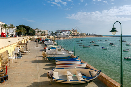 Cadiz城市堤岸海滨和西班牙卡迪兹湾的多彩渔船安达卢西亚图片