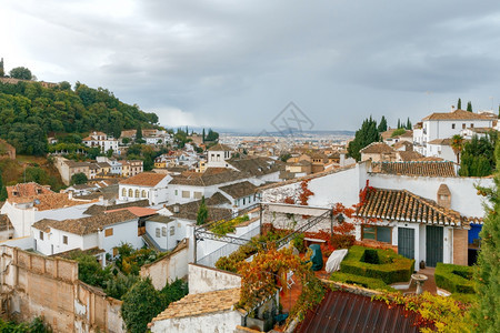 格拉纳达城市的空中景象城市的空中景象早上从山丘西班牙安达卢亚图片