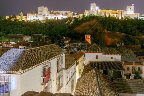 格拉纳达阿姆布城堡和宫殿综合体阿拉姆布城堡的墙壁和塔楼晚上在格拉纳达安卢西亚班牙图片