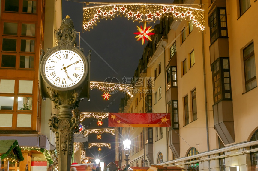 圣诞节在德累斯顿的街道上庆祝圣诞节的光辉图片