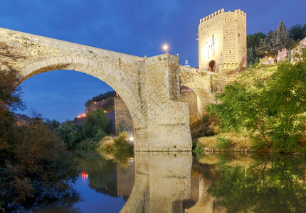 托莱多阿尔坎塔拉大桥阿尔坎塔拉大桥或阿尔坎塔拉大桥托莱多城的石拱桥西班牙卡斯蒂利亚曼查背景图片