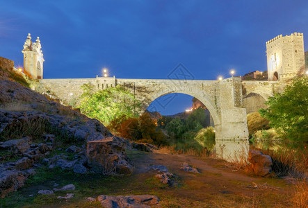 托莱多阿尔坎塔拉大桥阿尔坎塔拉大桥或阿尔坎塔拉大桥托莱多城的石拱桥西班牙卡斯蒂利亚曼查背景图片