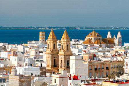 Cadiz城市空中观察甲板上的Cadiz历史中心图片