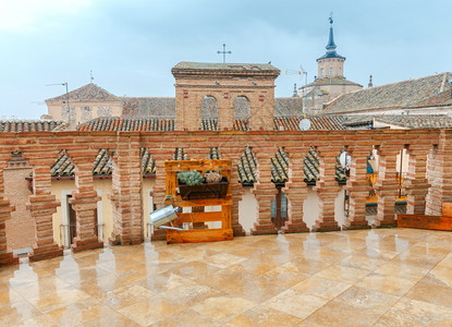 在西班牙托莱多卡斯蒂利亚拉曼查的老房子上传统的瓷砖屋顶图片