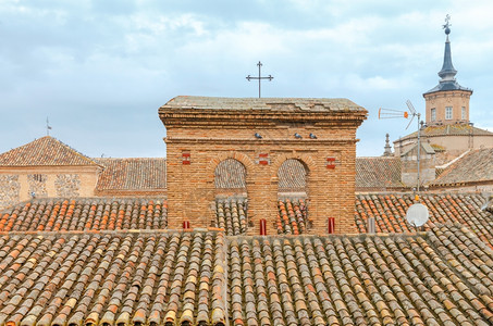 在西班牙托莱多卡斯蒂利亚拉曼查的老房子上传统的瓷砖屋顶图片