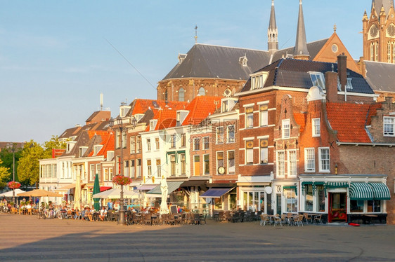Delft市场广荷兰Delft市的中央场广和老房子的Facades图片