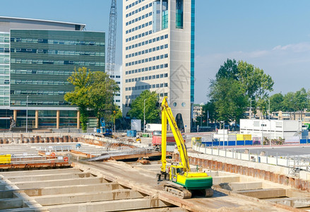 建筑工地上的挖掘机建筑工地基坑的大型挖掘机图片