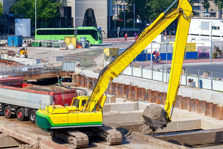 建筑工地上的挖掘机建筑工地基坑的大型挖掘机图片