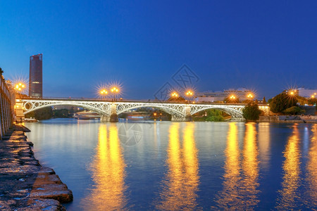 塞维利亚伊莎贝尔二世大桥伊莎贝拉二世桥瓜达尔基维和日落前列图片