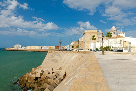 Cadiz城市堤岸石大西洋沿线有灯笼西班牙卡迪兹安达卢西亚图片
