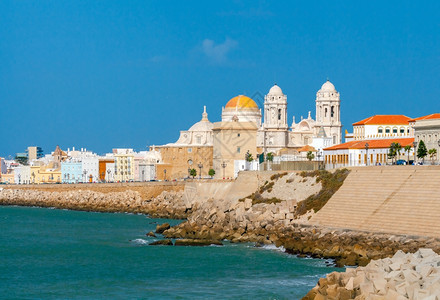 Cadiz城市堤岸大西洋边的石城码头西班牙的Cadiz安达卢西亚图片