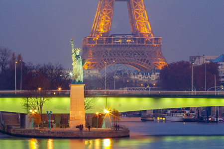 巴黎天鹅岛自由女神像日落时在巴黎法国自由女神像图片