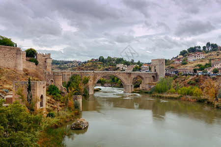 托莱多阿尔坎塔拉大桥阿尔坎塔拉大桥或阿尔坎塔拉大桥西班牙托莱多市的石拱桥西班牙卡斯蒂利亚拉曼查背景图片