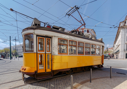 Lisbon旧电车葡萄牙里斯本街上古老的黄色电车图片