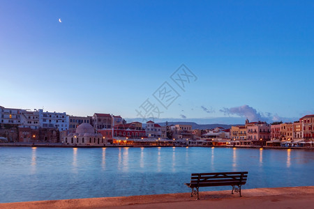Chania早上的旧港口在Chania的中世纪威尼斯老港口图片