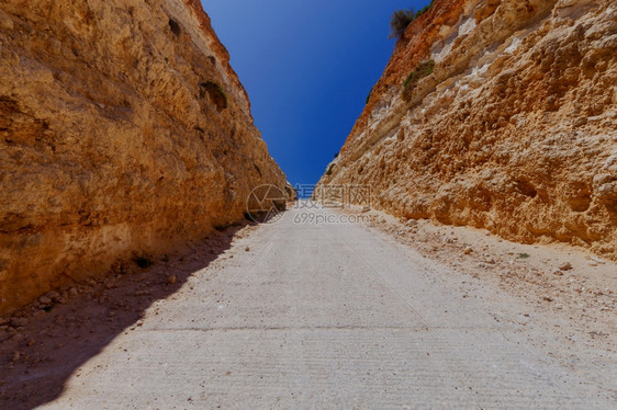 马耳他波佩耶村附近狭小的峡谷和岩石之间的公路图片
