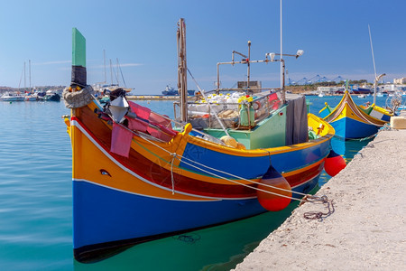 马耳他萨克斯洛传统渔船马耳他萨克斯洛港的Luzzi传统多色渔船马耳他萨克斯洛港的Luzzi传统渔船图片