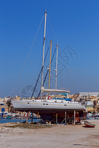马耳他海岸游艇马耳他萨克斯洛村附近海岸的上游艇图片