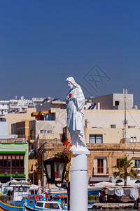 马耳他Marsaxlok村海滩上的圣卫士马耳他Marsaxlok村渔港岸上的守护神马耳他Marsaxlok村图片