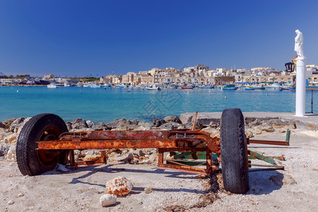 马耳他Marsaxlok村海滩上的圣卫士马耳他Marsaxlok村渔港岸上的守护神马耳他Marsaxlok村图片
