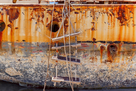 Marsachlok马耳他萨克村一艘老渔船上的暴风梯图片