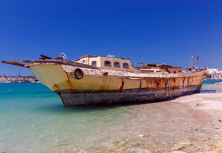 马耳他Marachlok老船在马耳他Marsaxlok村附近的浅滩上老渔船图片