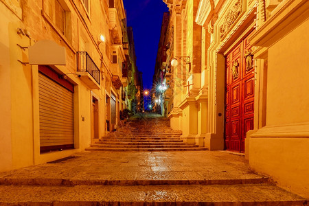 瓦莱塔旧中世纪街晚上马耳他瓦莱塔狭小的传统中世纪街图片