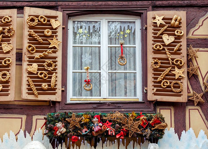 科尔马市被装饰为圣诞节该市具有历史意义的用圣诞玩具装饰的古老半成形房屋法国阿尔萨斯科马背景