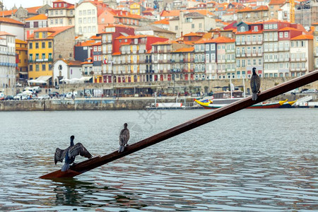 葡萄牙波尔图历史古迹的老码头和建筑物图片