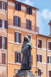 广场雕塑罗马GiordanoBruno纪念碑和尚DominicGiordanoBruno雕刻在鲜花广场上的雕塑意大利罗马背景