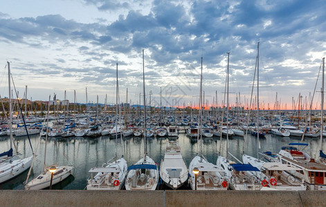 巴塞罗那游艇和船只日出时水域游艇和船只西班牙巴塞罗那图片