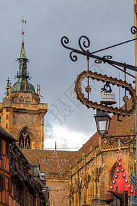 科尔马市被装饰为圣诞节该市具有历史意义的用圣诞玩具装饰的古老半成形房屋法国阿尔萨斯科马图片