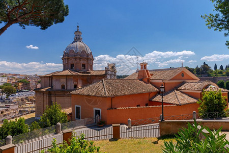 古城的屋顶和董拱门罗马意大利圣卢克教堂和马丁图片