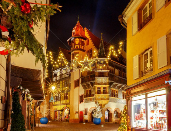 法国城市科尔马Colmar圣诞节前夕具有历史意义的城市科尔马Colmar传统老旧的半成形房屋圣诞节期间装饰和点燃了这些房屋法国阿图片
