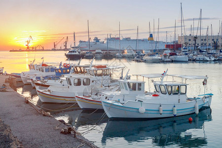 希拉里昂旧港口的渔船在阳光明媚的清晨在希拉里昂老港捕捞多色船只希腊克里特图片