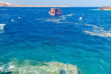 Oia村的旧渔港爱琴海圣托里尼岛Oia村的旧港希腊背景图片