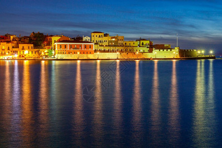 古老的威尼斯港口Chania之夜月光下Chania海岸的古老港口景色图片