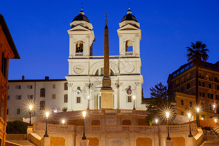 罗马西班牙广场和蒙蒂广场天亮时台阶TrinitadeiMonti意大利罗马图片