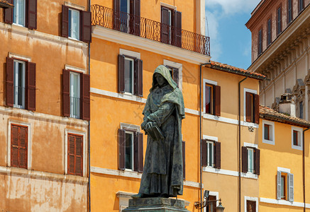 罗马GiordanoBruno纪念碑和尚DominicGiordanoBruno雕刻在鲜花广场上的雕塑意大利罗马图片