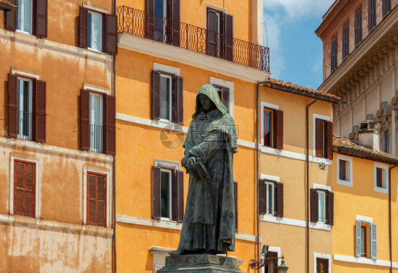 罗马GiordanoBruno纪念碑和尚DominicGiordanoBruno雕刻在鲜花广场上的雕塑意大利罗马图片