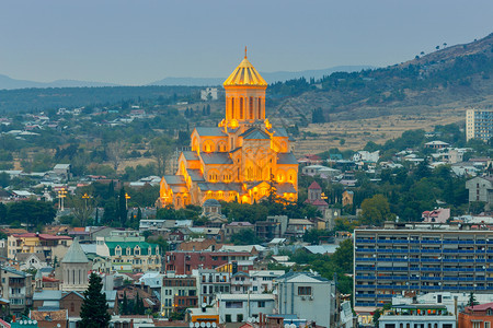 第比利斯夜间城市景象日落时城市和大教堂景象格鲁吉亚图片