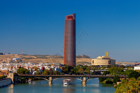 Sevilla瓜达尔基维耶一带的城市堤岸塞维利亚沿瓜达尔基维耶河的城市堤岸景象西班牙安达卢亚图片