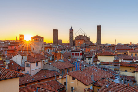 波洛尼亚日落在城市上老城的屋顶上博洛尼亚意大利图片