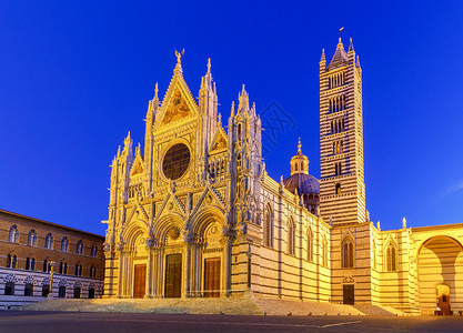 日落时的锡耶纳大教堂日落时的夜间光照大教堂的景象锡耶纳托斯卡意大利图片