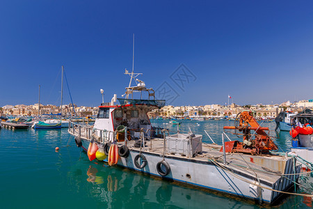 马耳他萨克斯洛传统渔船马耳他萨克斯洛港的Luzzi传统多色渔船马耳他萨克斯洛港的Luzzi传统渔船图片